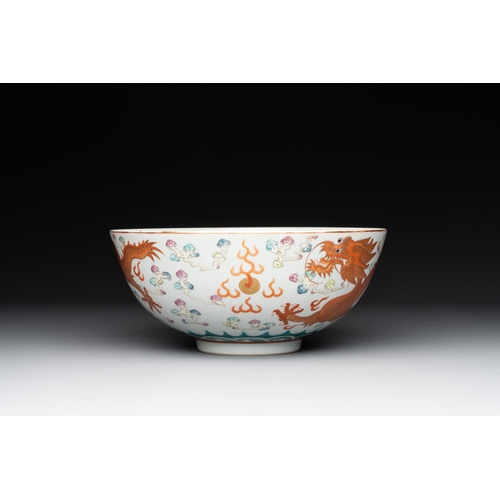 73 - A Chinese famille rose 'dragon' bowl, Xuantong mark, 20th C.Dia.: 20 cm - H.: 8,8 cm