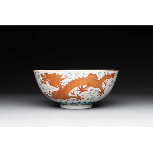 73 - A Chinese famille rose 'dragon' bowl, Xuantong mark, 20th C.Dia.: 20 cm - H.: 8,8 cm