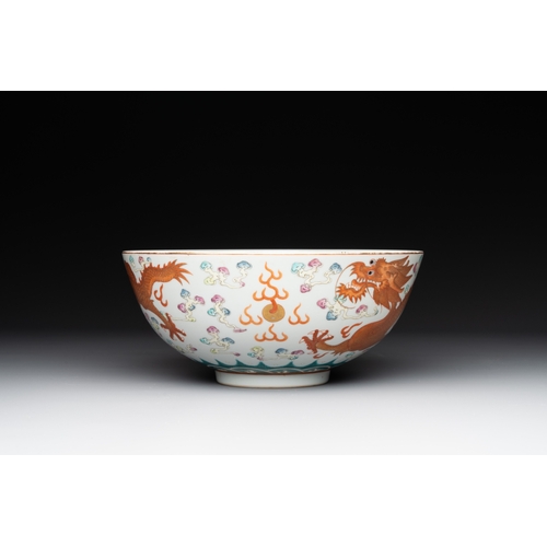 73 - A Chinese famille rose 'dragon' bowl, Xuantong mark, 20th C.Dia.: 20 cm - H.: 8,8 cm