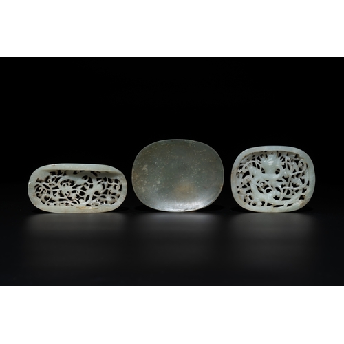 730 - Three Chinese reticulated jade plaques, Ming/QingDim.: 9,3 x 7,3 cm (the largest) Dim.: 9,8 x 5 cm (... 