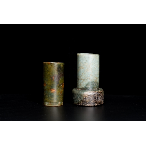 731 - Two Chinese jade brush pots, QingH.: 12,5 cm (the tallest incl. the stand) H.: 12 cm (the smallest i... 