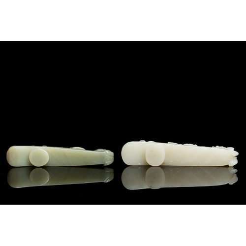 736 - Two Chinese white and celadon jade belt hooks, QingL.: 13,5 cm (the largest) L.: 12 cm (the smallest... 