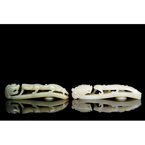 736 - Two Chinese white and celadon jade belt hooks, QingL.: 13,5 cm (the largest) L.: 12 cm (the smallest... 