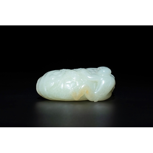 738 - A Chinese white jade 'monkey and lingzhi' brush washer, 19/20th C.Dim.: 13,4 x 8,5 x 3,9 cm 
Weight:... 