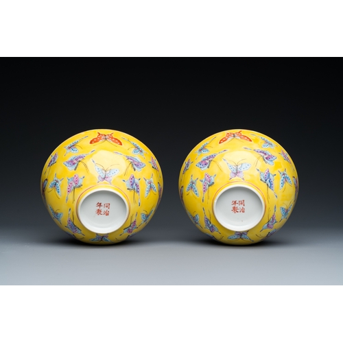 75 - A pair of Chinese famille rose yellow-ground 'butterfly' bowls, Tongzhi mark, 20th C.Dia.: 14 cm - H... 