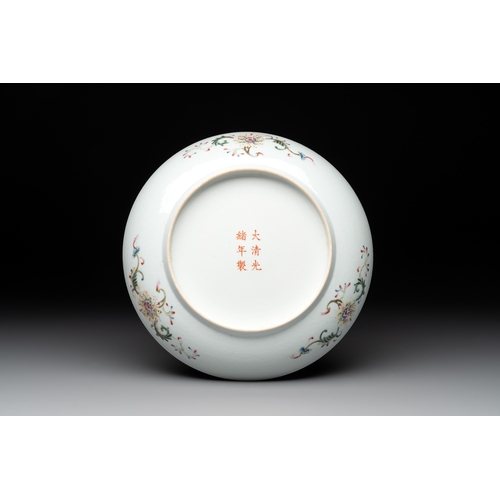 76 - A Chinese famille rose yellow-ground 'antiquities' plate, Guangxu mark, 19/20th C.Dia.: 21 cm 
Prove... 