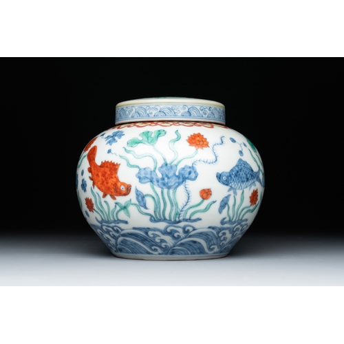 77 - A Chinese doucai 'lotus pond with carps' jar and cover, tian mark, 19/20th C.H.: 11,3 cm (incl. cove... 