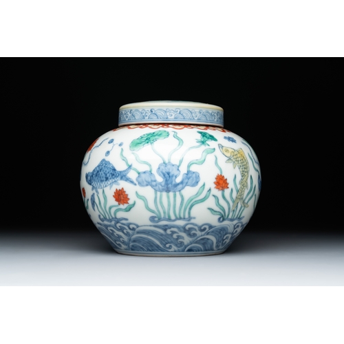 77 - A Chinese doucai 'lotus pond with carps' jar and cover, tian mark, 19/20th C.H.: 11,3 cm (incl. cove... 