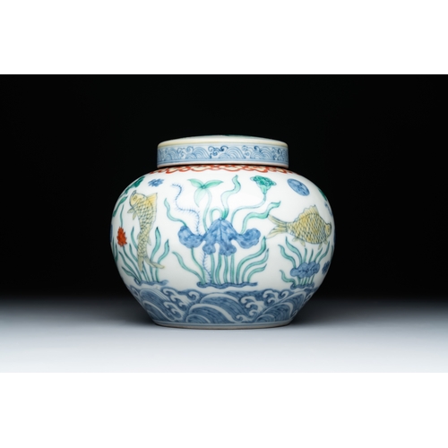 77 - A Chinese doucai 'lotus pond with carps' jar and cover, tian mark, 19/20th C.H.: 11,3 cm (incl. cove... 