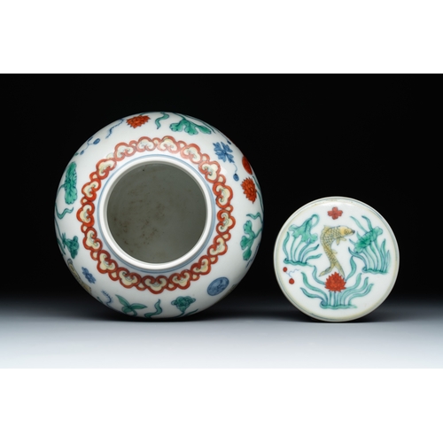 77 - A Chinese doucai 'lotus pond with carps' jar and cover, tian mark, 19/20th C.H.: 11,3 cm (incl. cove... 