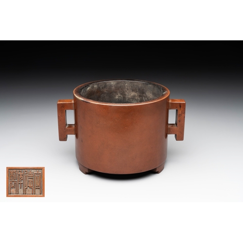 805 - A rare Chinese cylindrical bronze censer with handles, Xuande mark, 17/18th C.L.: 19,5 cm - H.: 12 c... 