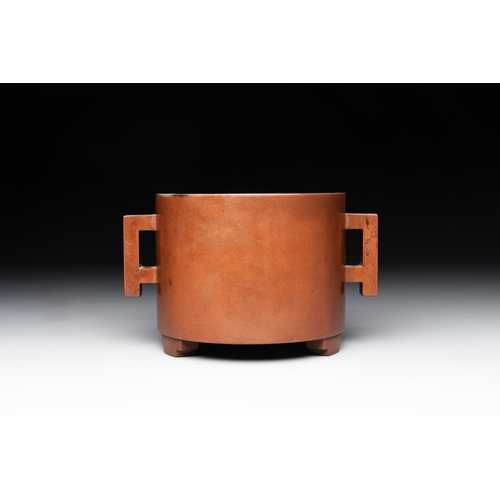 805 - A rare Chinese cylindrical bronze censer with handles, Xuande mark, 17/18th C.L.: 19,5 cm - H.: 12 c... 