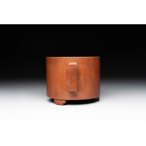 805 - A rare Chinese cylindrical bronze censer with handles, Xuande mark, 17/18th C.L.: 19,5 cm - H.: 12 c... 