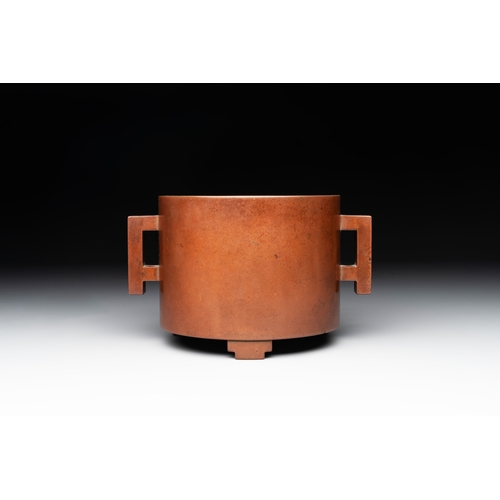 805 - A rare Chinese cylindrical bronze censer with handles, Xuande mark, 17/18th C.L.: 19,5 cm - H.: 12 c... 