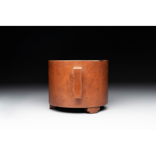 805 - A rare Chinese cylindrical bronze censer with handles, Xuande mark, 17/18th C.L.: 19,5 cm - H.: 12 c... 