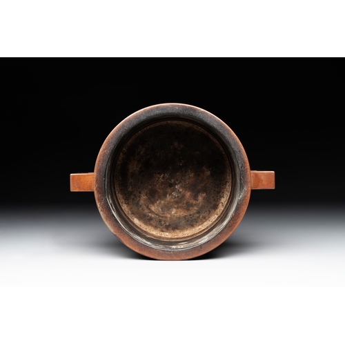 805 - A rare Chinese cylindrical bronze censer with handles, Xuande mark, 17/18th C.L.: 19,5 cm - H.: 12 c... 