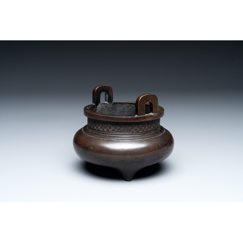 806 - A Chinese bronze two-handled tripod censer, Ding mark, Yuan/MingDia.: 14 cm - H.: 11,5 cm   Weight: ... 