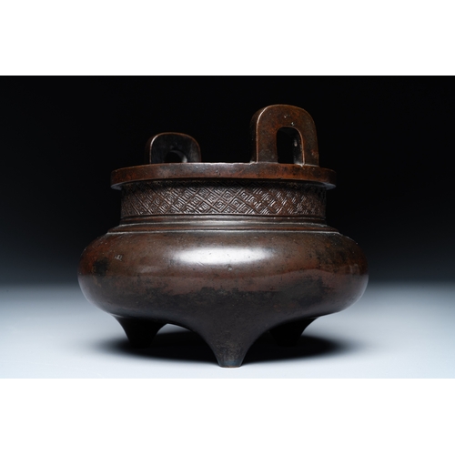 806 - A Chinese bronze two-handled tripod censer, Ding mark, Yuan/MingDia.: 14 cm - H.: 11,5 cm   Weight: ... 