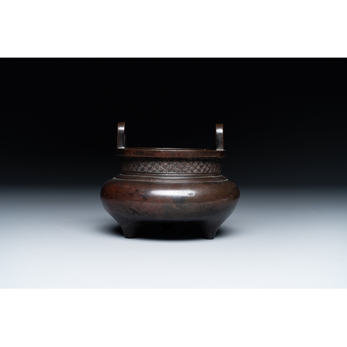 806 - A Chinese bronze two-handled tripod censer, Ding mark, Yuan/MingDia.: 14 cm - H.: 11,5 cm   Weight: ... 