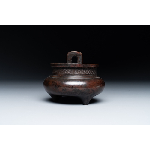 806 - A Chinese bronze two-handled tripod censer, Ding mark, Yuan/MingDia.: 14 cm - H.: 11,5 cm   Weight: ... 