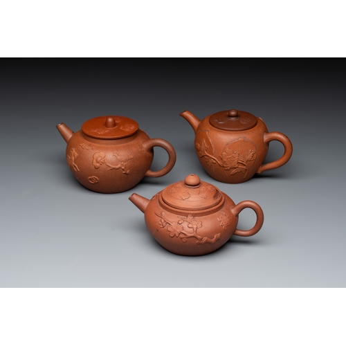 808 - Three Chinese Yixing stoneware teapots and covers, 18th C.L.: 13,5 cm - H.: 7,5 cm (the largest) L.:... 