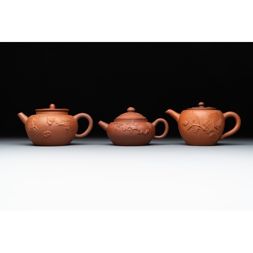 808 - Three Chinese Yixing stoneware teapots and covers, 18th C.L.: 13,5 cm - H.: 7,5 cm (the largest) L.:... 