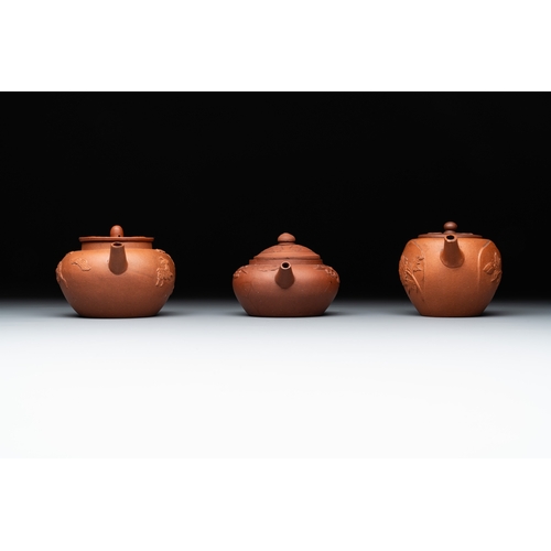 808 - Three Chinese Yixing stoneware teapots and covers, 18th C.L.: 13,5 cm - H.: 7,5 cm (the largest) L.:... 