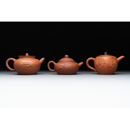 808 - Three Chinese Yixing stoneware teapots and covers, 18th C.L.: 13,5 cm - H.: 7,5 cm (the largest) L.:... 