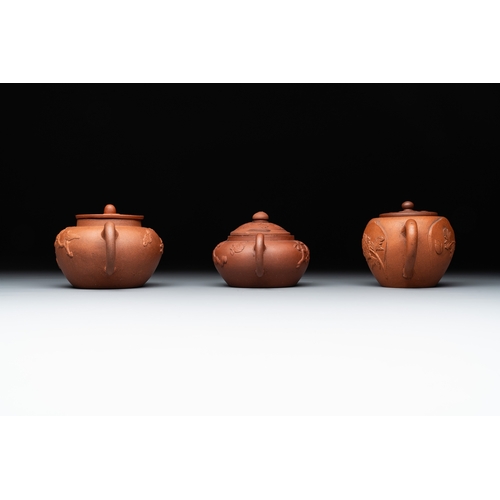 808 - Three Chinese Yixing stoneware teapots and covers, 18th C.L.: 13,5 cm - H.: 7,5 cm (the largest) L.:... 