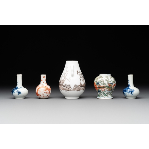 81 - Five Chinese miniature vases, 19/20th C.H.: 8 cm (the tallest) H.: 5,2 cm (the smallest)... 