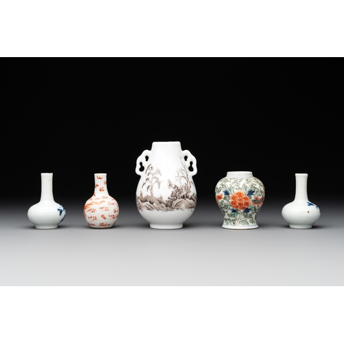 81 - Five Chinese miniature vases, 19/20th C.H.: 8 cm (the tallest) H.: 5,2 cm (the smallest)... 