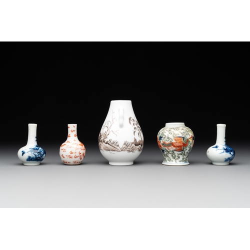 81 - Five Chinese miniature vases, 19/20th C.H.: 8 cm (the tallest) H.: 5,2 cm (the smallest)... 