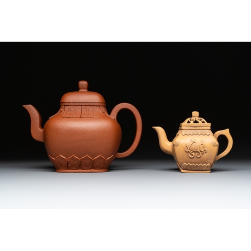 811 - Two Chinese Yixing stoneware teapots, seal marks, 19th C.L.: 21,5 cm - H.: 15,5 cm (the largest incl... 