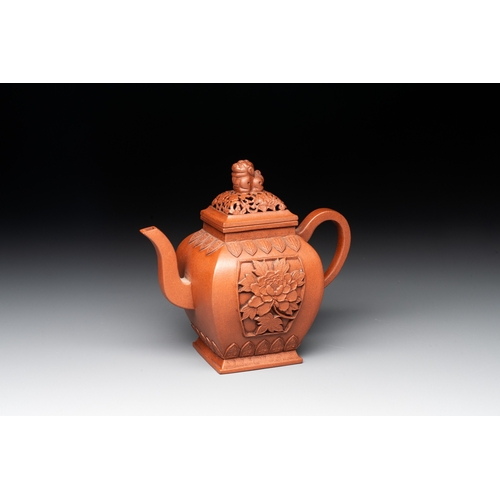 812 - A Chinese Yixing stoneware teapot and cover, Jing Han Qian Hong Nei Zhi mark, 19th C.L.: 16 cm - H.:... 