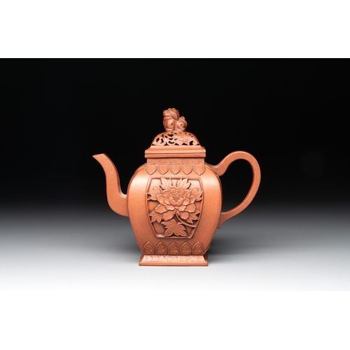 812 - A Chinese Yixing stoneware teapot and cover, Jing Han Qian Hong Nei Zhi mark, 19th C.L.: 16 cm - H.:... 