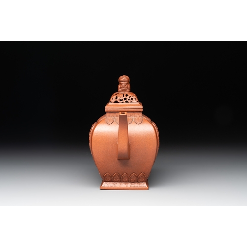 812 - A Chinese Yixing stoneware teapot and cover, Jing Han Qian Hong Nei Zhi mark, 19th C.L.: 16 cm - H.:... 