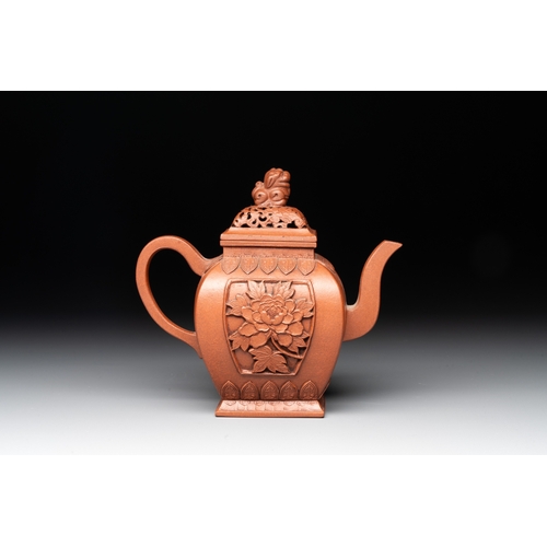 812 - A Chinese Yixing stoneware teapot and cover, Jing Han Qian Hong Nei Zhi mark, 19th C.L.: 16 cm - H.:... 