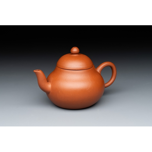 813 - A Chinese Yixing stoneware teapot and cover, signed Mengchen, 19th C.L.: 10,6 cm - H.: 6,7 cm (incl.... 