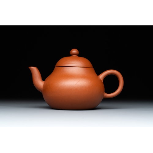 813 - A Chinese Yixing stoneware teapot and cover, signed Mengchen, 19th C.L.: 10,6 cm - H.: 6,7 cm (incl.... 