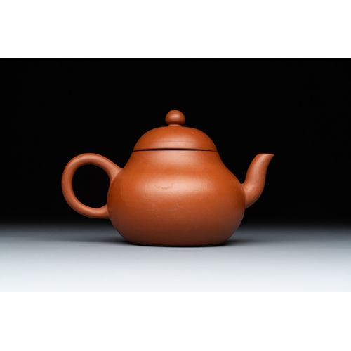 813 - A Chinese Yixing stoneware teapot and cover, signed Mengchen, 19th C.L.: 10,6 cm - H.: 6,7 cm (incl.... 