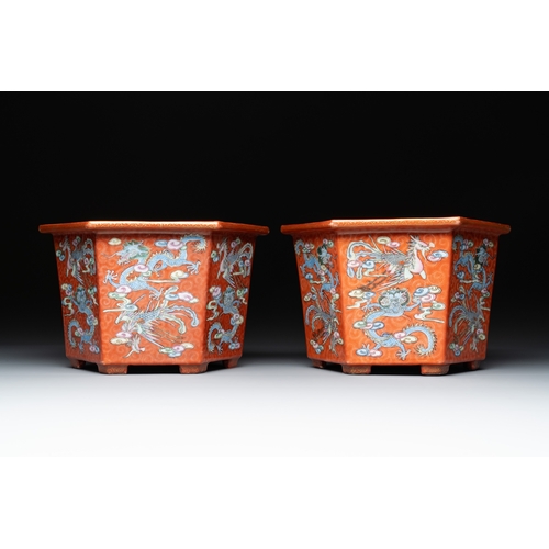 86 - A pair of Chinese coral-red-ground 'dragon and phoenix' jardiniÃ¨res, Qianlong mark, 19th C.Dia.: 24... 