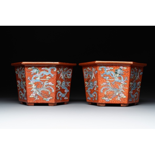 86 - A pair of Chinese coral-red-ground 'dragon and phoenix' jardiniÃ¨res, Qianlong mark, 19th C.Dia.: 24... 