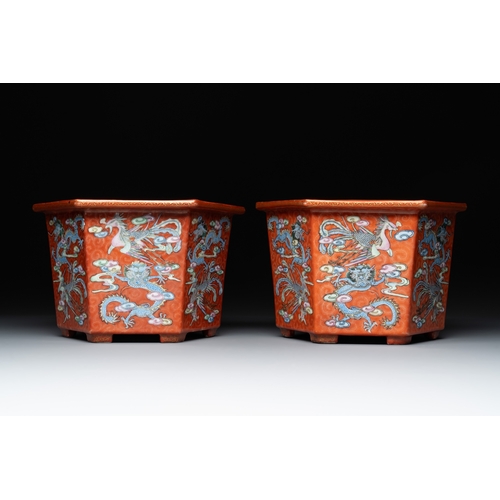 86 - A pair of Chinese coral-red-ground 'dragon and phoenix' jardiniÃ¨res, Qianlong mark, 19th C.Dia.: 24... 