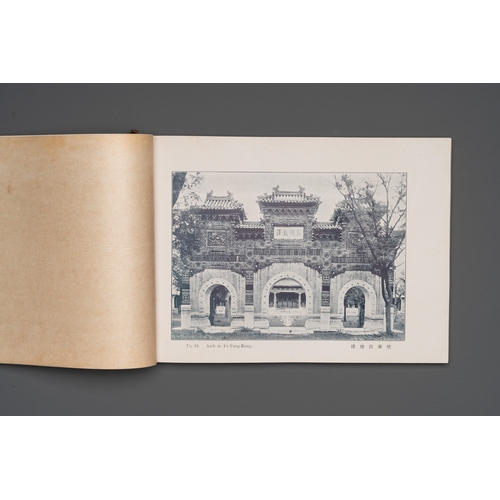 861 - A photo album with sights and landmarks of Beijing, 20th C.Dim.: 18,5 x 26 x 1,5 cm