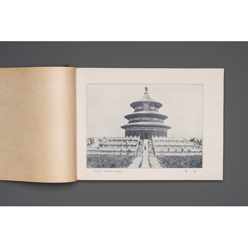 861 - A photo album with sights and landmarks of Beijing, 20th C.Dim.: 18,5 x 26 x 1,5 cm