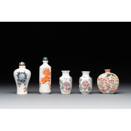 9 - Five Chinese famille rose snuff bottles, Qianlong mark, 19/20th C.H.: 9 cm (the tallest incl. stoppe... 