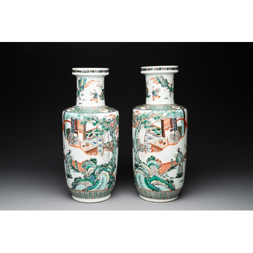 90 - A pair of Chinese famille verte rouleau vases with narrative design, 19th C.H.: 45,3 cm (the tallest... 