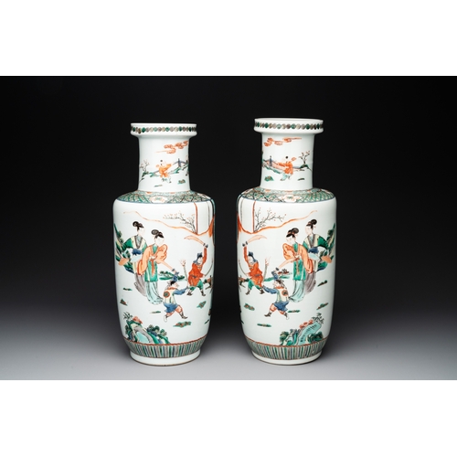 90 - A pair of Chinese famille verte rouleau vases with narrative design, 19th C.H.: 45,3 cm (the tallest... 