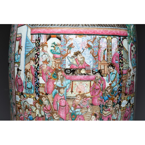 99 - A massive Chinese Canton famille rose 'Romance of the Three Kingdoms' vase, 19th C.H.: 135,5 cm... 