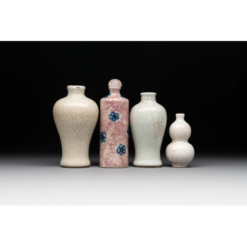 101 - Three Chinese ge-type snuff bottles and a blue, white and ge-type snuff bottle, 19th C.H.: 8,2 cm (t... 